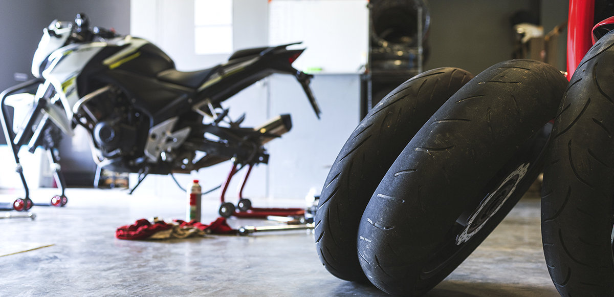 piso pequeño cáustico Cómo cambiar la rueda de una moto | Blog Pont Grup ®