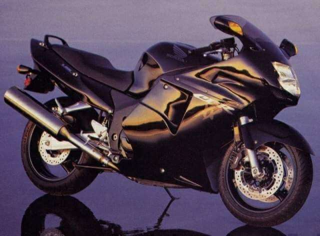 motos más rápidas del mundo: honda cbr 1100XX Blackbird