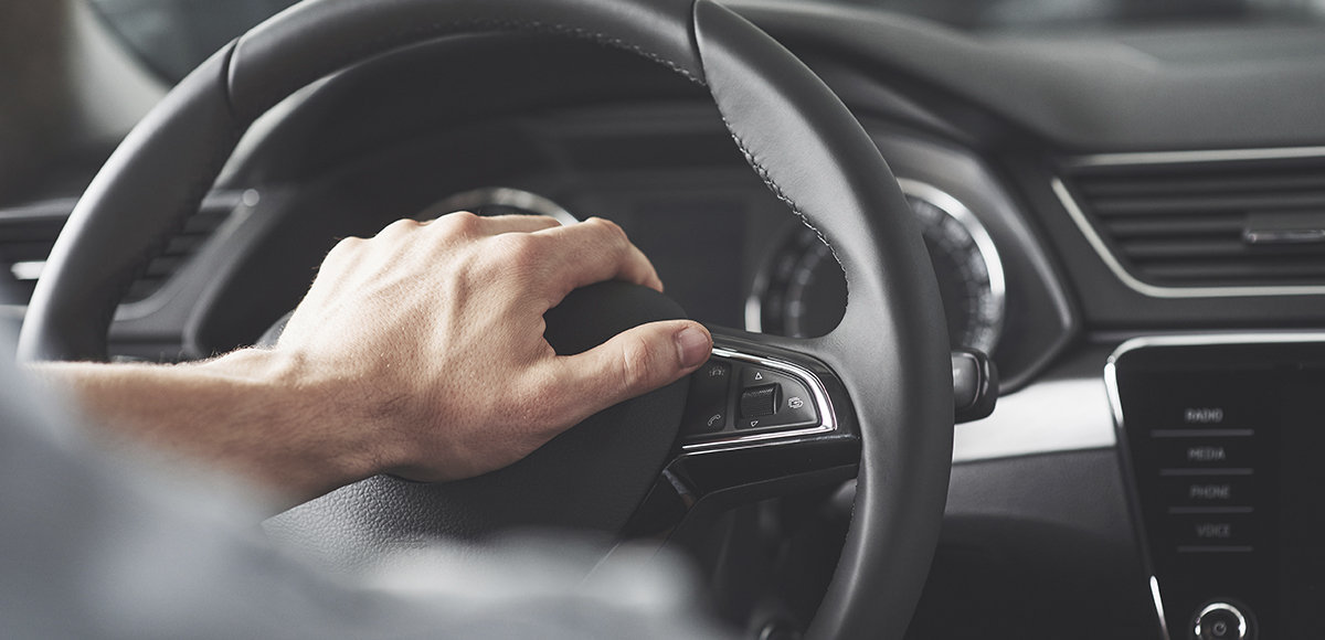 7 razones por las que puede vibrar el volante de tu coche