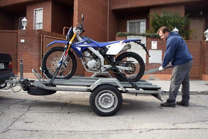 Transportar moto en remolque