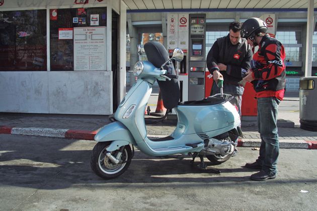 que ocurre al echar gasoil a una moto