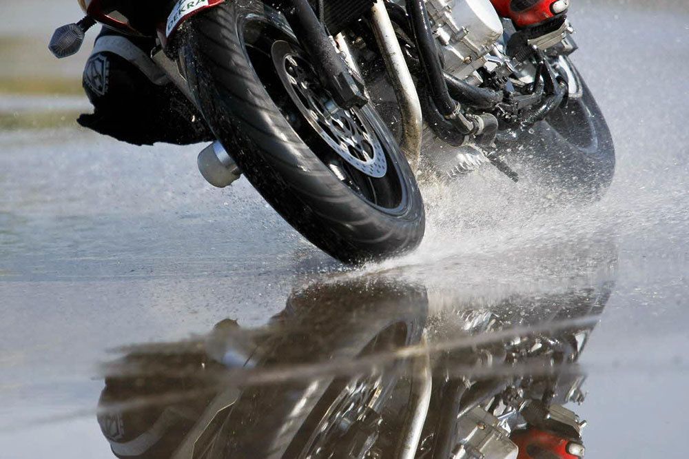 Cómo evitar aquaplaning en motos