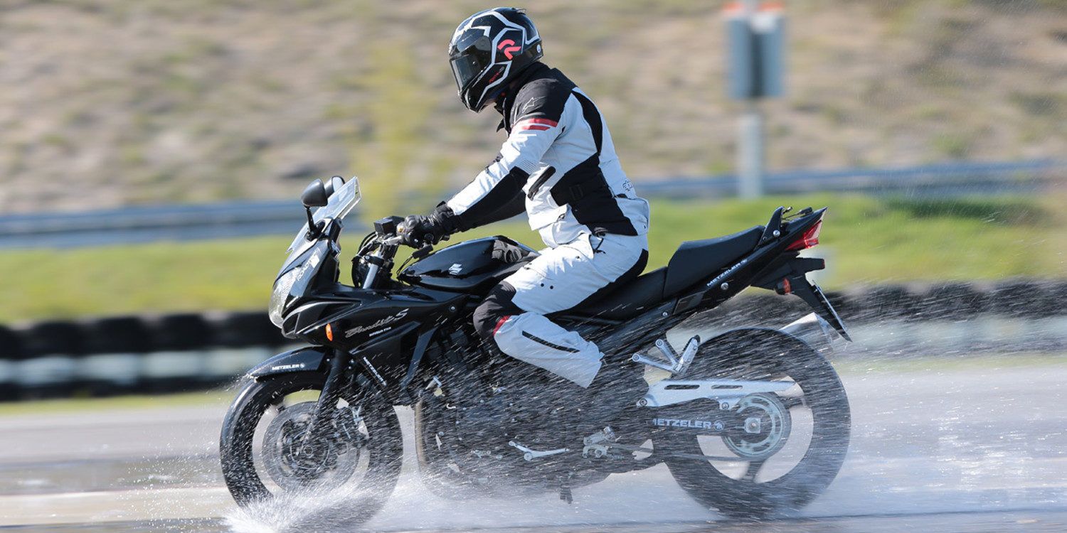 Cómo se produce aquaplaning en motos