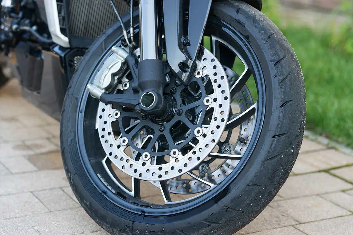 Qué es y qué debe incluir un kit repara pinchazos de moto