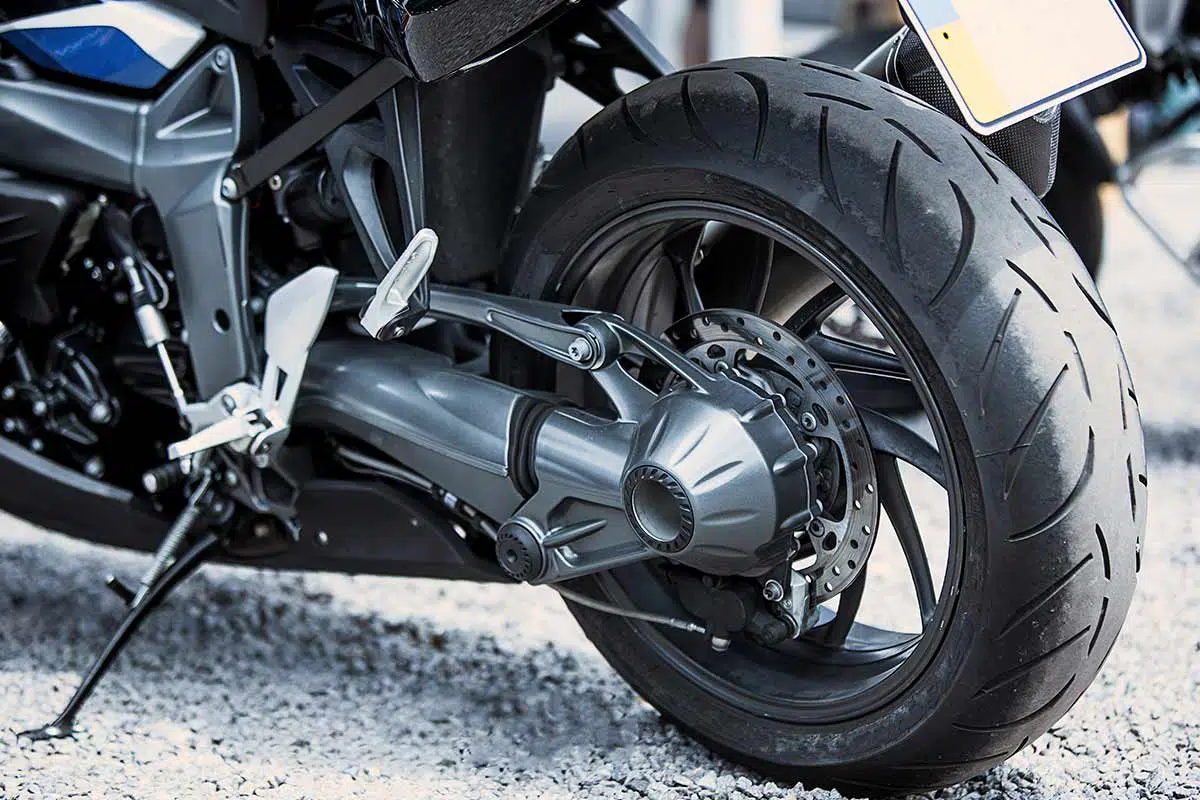 Cómo arrancar un coche con pinzas - Especialistas en seguros de moto ▻ Pont  Grup