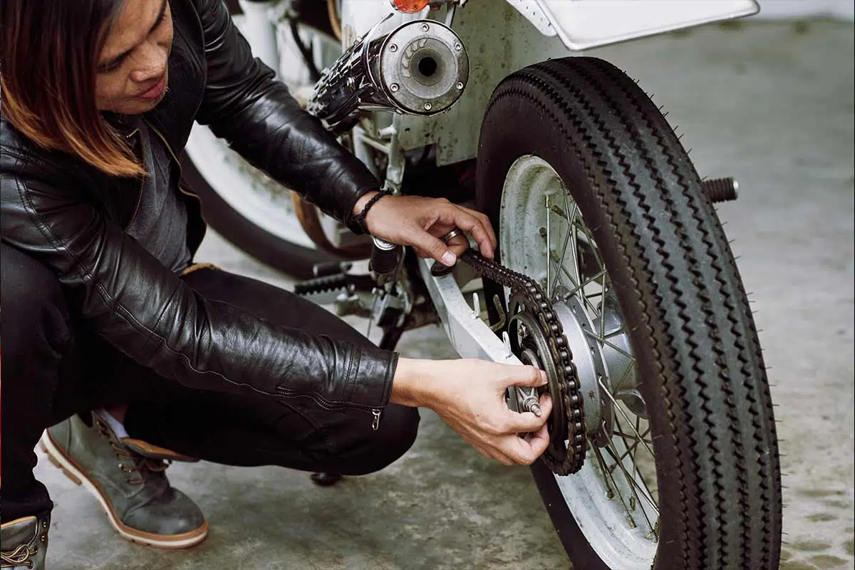 pasos para tensar la cadena de una moto