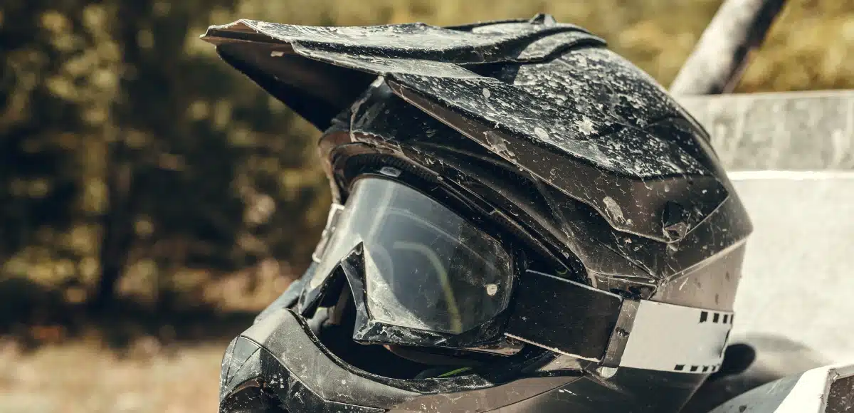 Cómo limpiar el casco de la moto