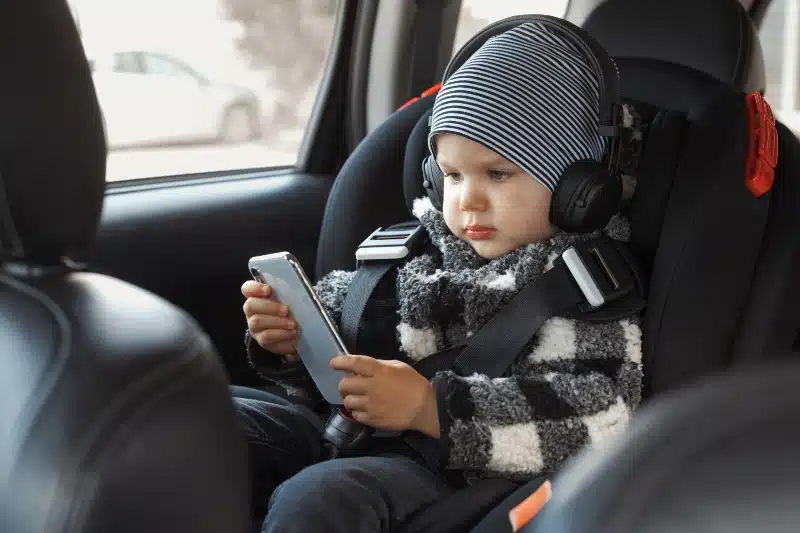 ¿Hasta qué edad debe llevar un niño la silla en el coche?