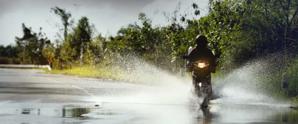 conducir moto lluvia
