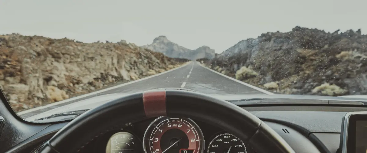 se puede conducir sin camiseta