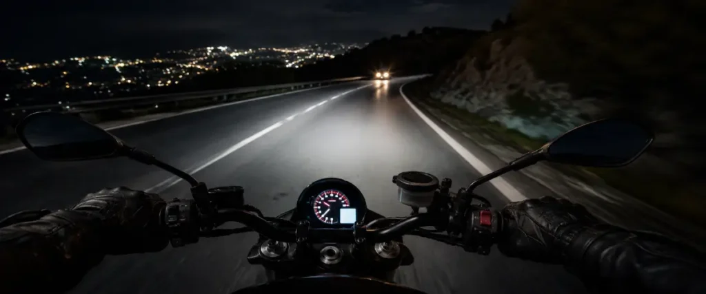 como conducir una moto de noche
