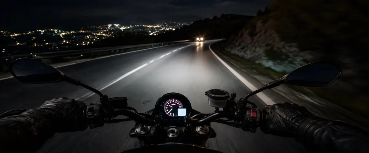como conducir una moto de noche