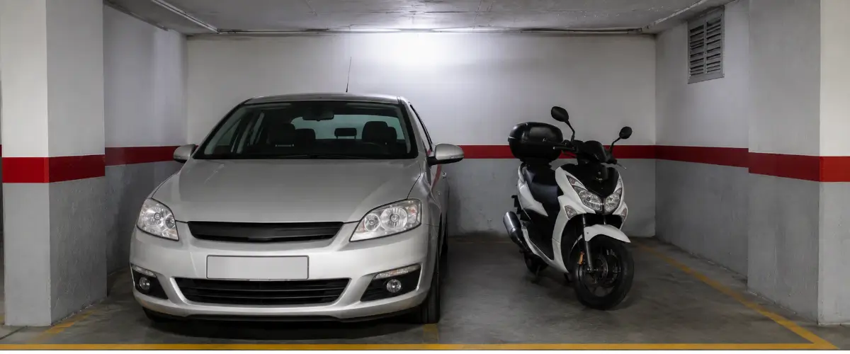 se puede aparcar moto y coche en la misma plaza